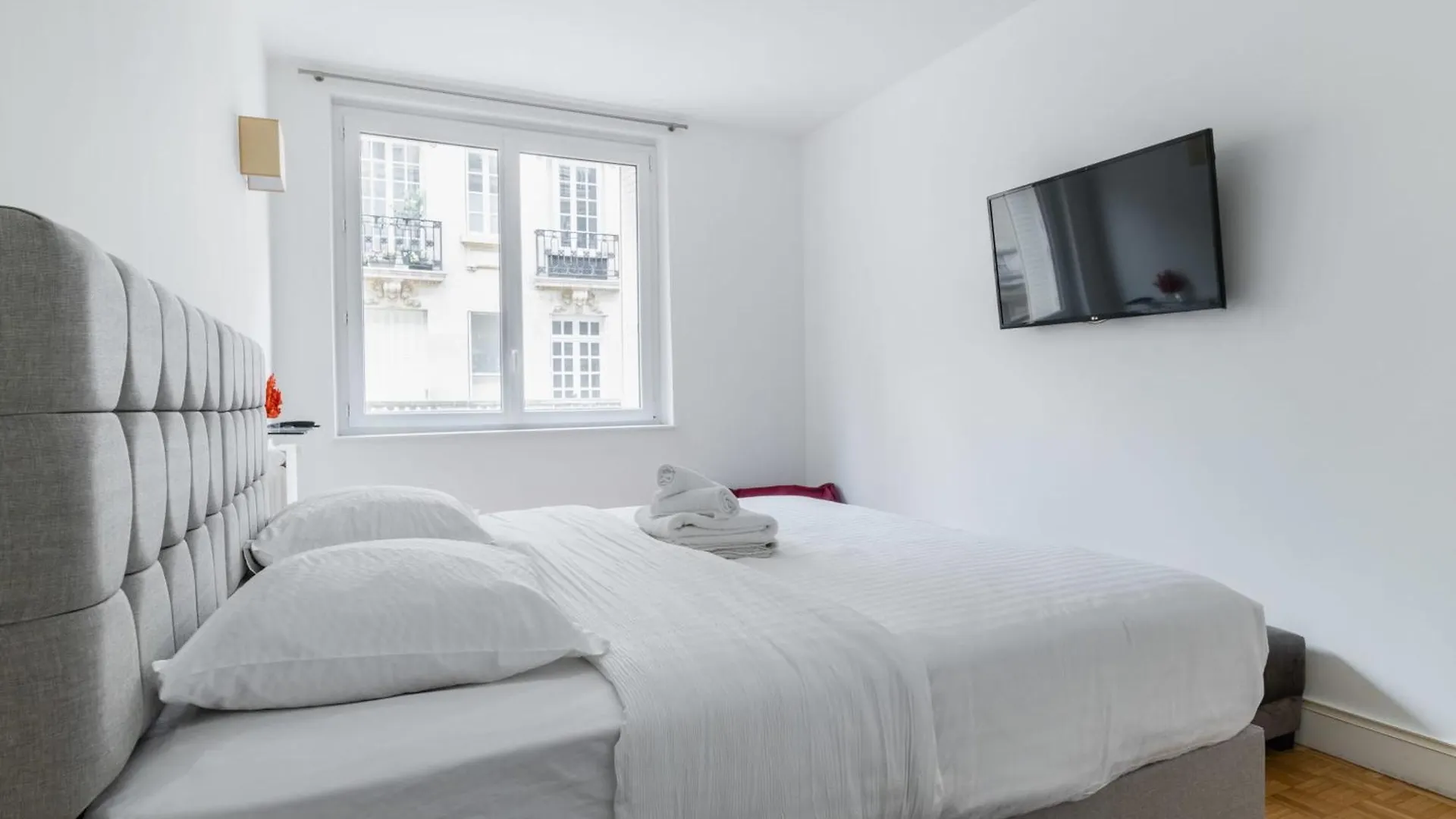 Appartement 3 Pieces Porte Maillot - Paris 16 - 4P - Flat-Guest 0*,  France